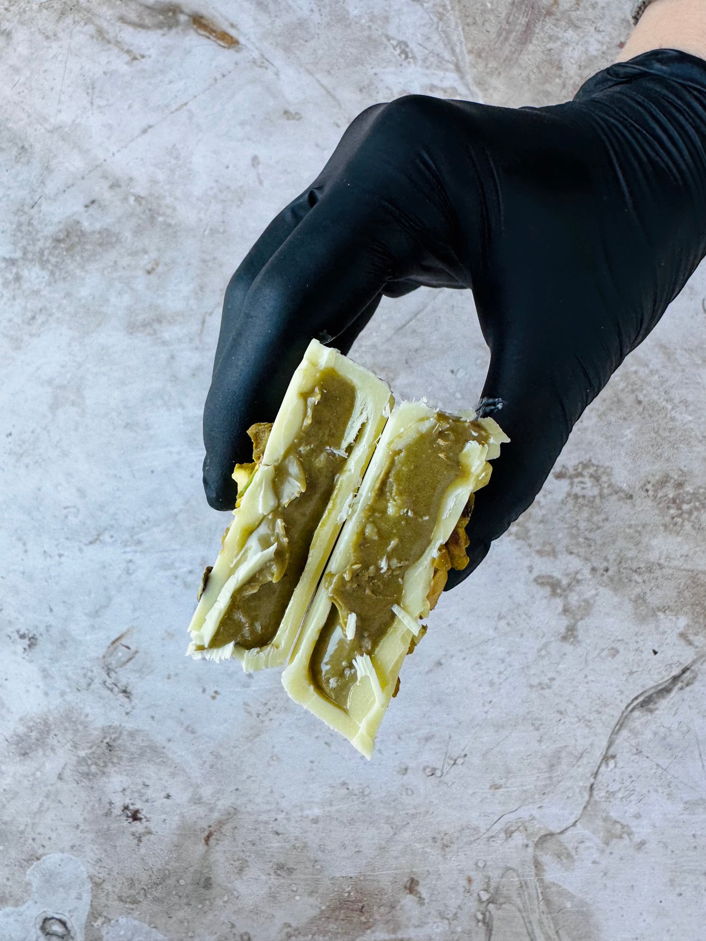 Ambachtelijke witte chocolade met pistache crème | verzending 14 mei
