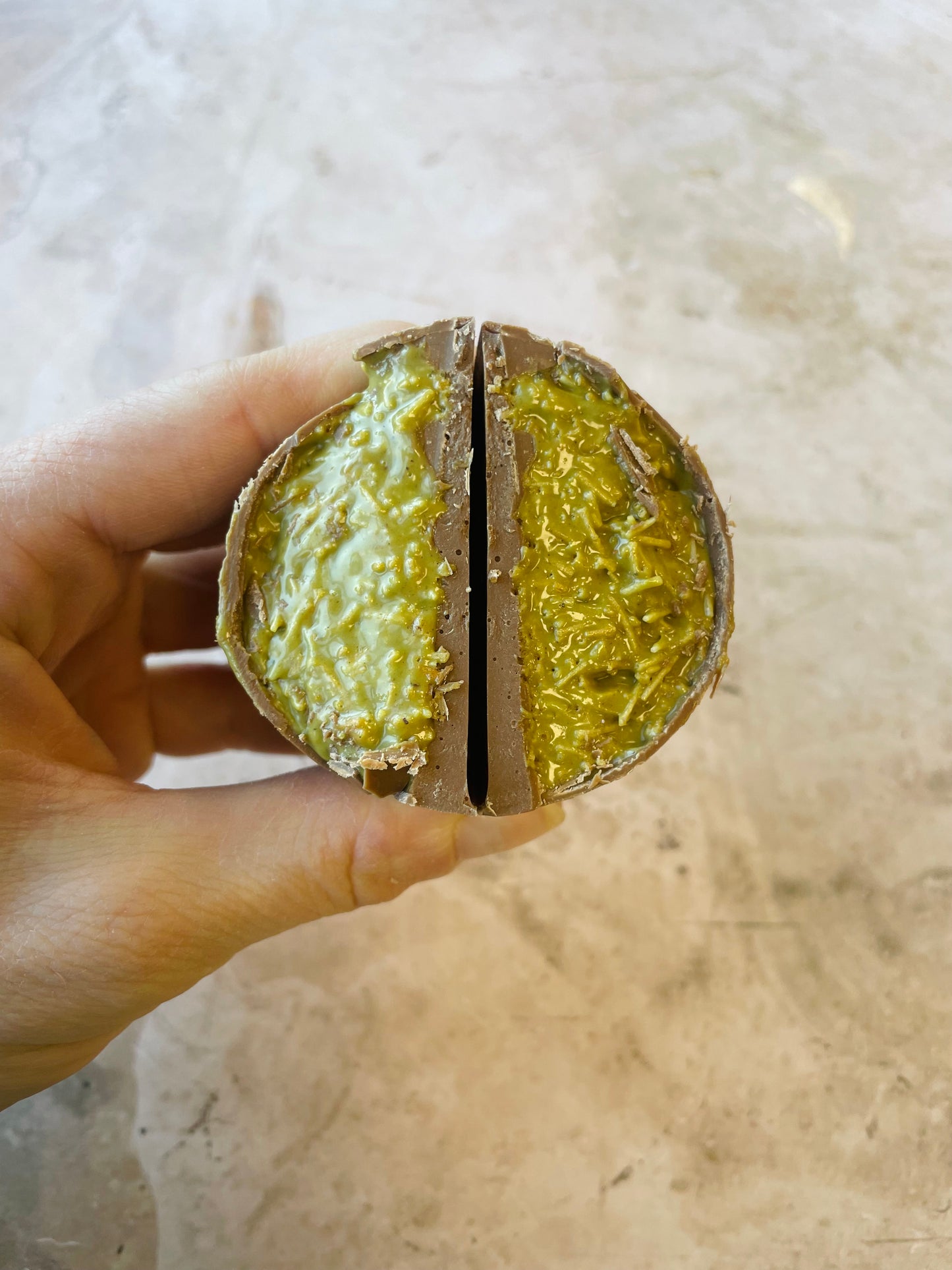 Ambachtelijk gevuld half Paaseitje | 95 gram | Pre-order 16 april