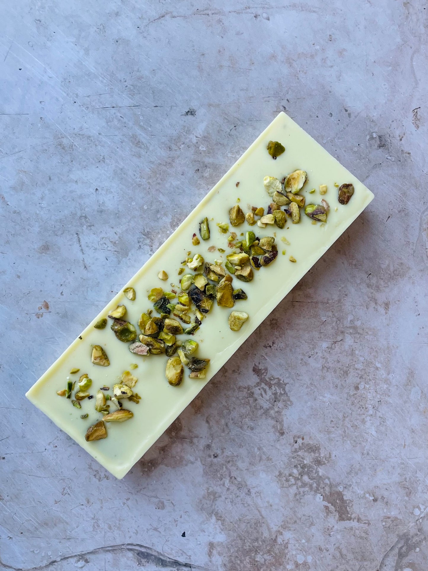 Ambachtelijke witte chocolade met pistache crème | verzending 14 mei