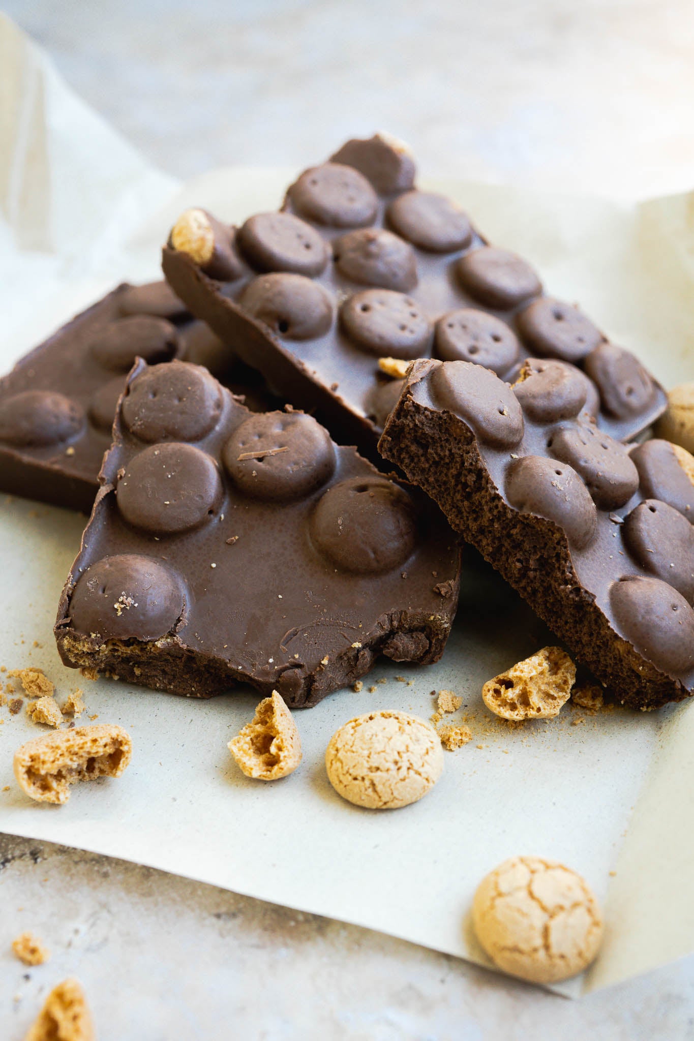 Ambachtelijke chocolade met amarettini | 300 gram