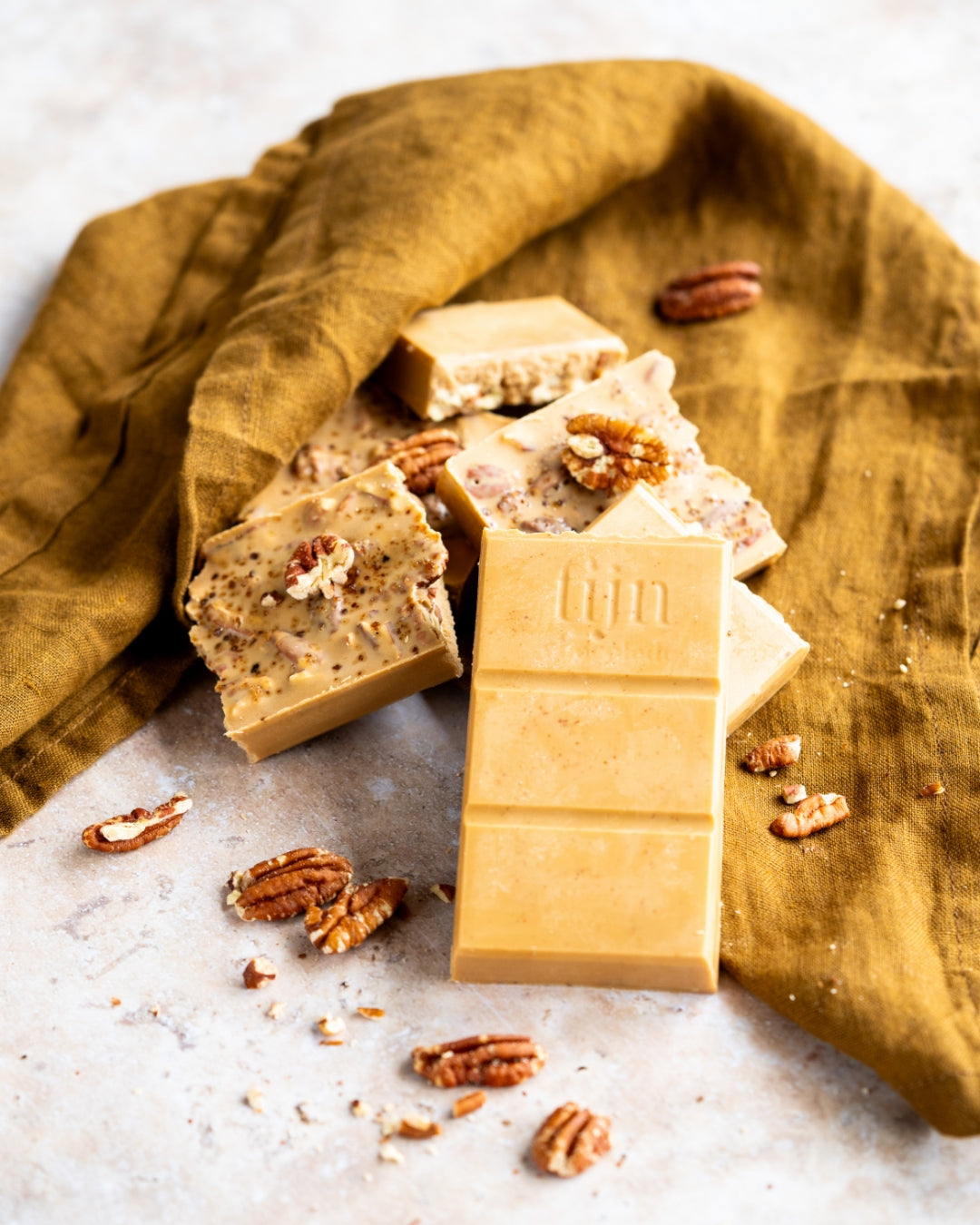 Karamelchocolade met pecannoten en gerookt zout | 200 gram