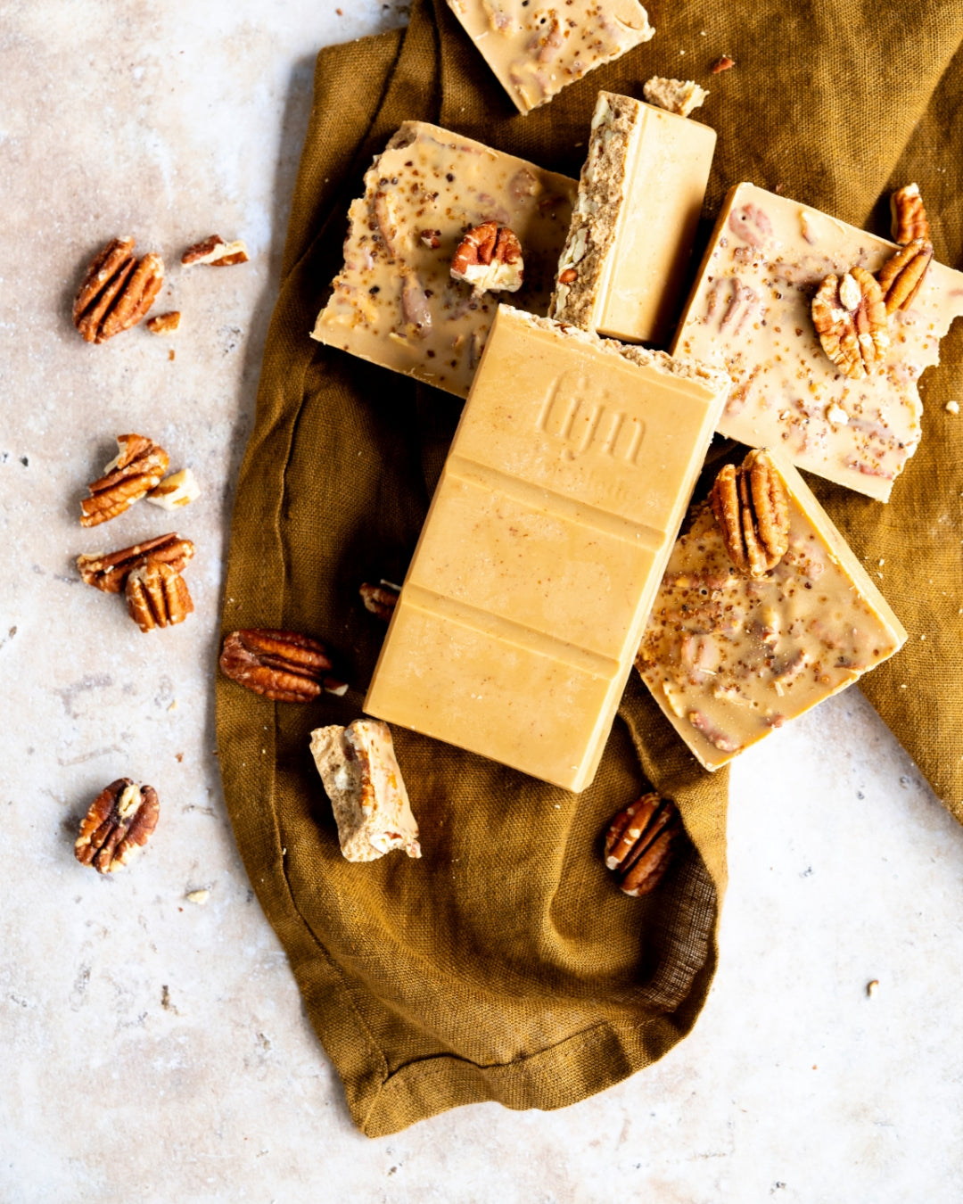 Karamelchocolade met pecannoten en gerookt zout | 200 gram