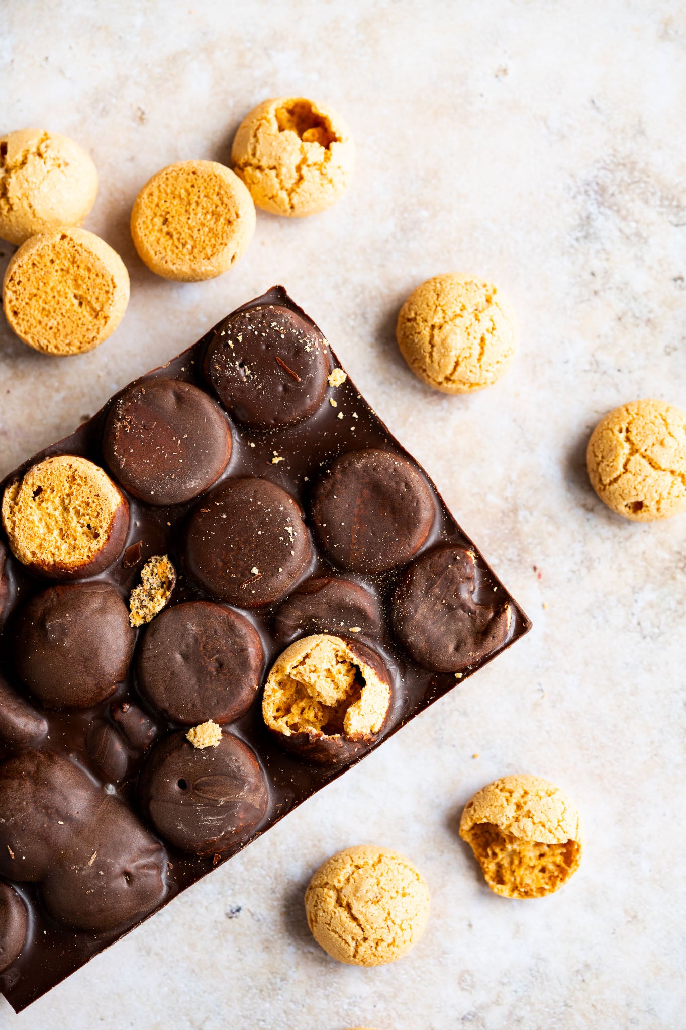 Ambachtelijke chocolade met amarettini | 300 gram