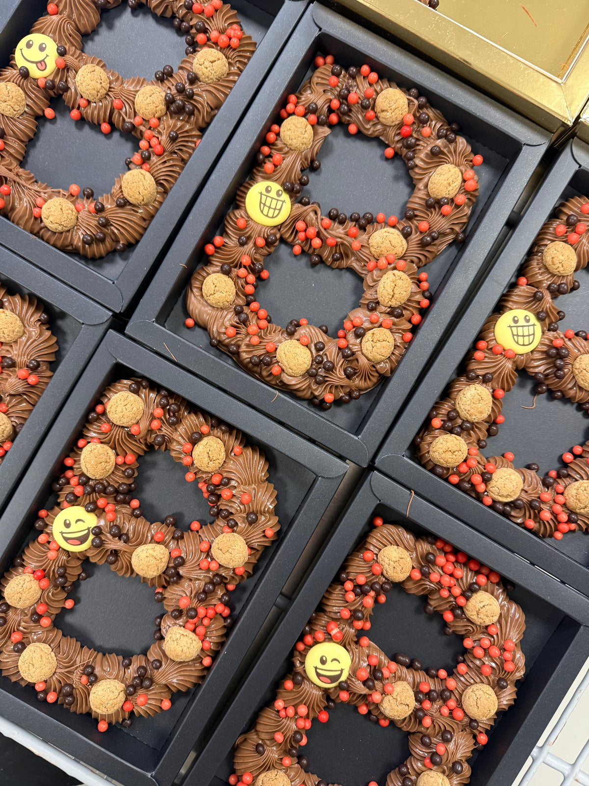 Handgespoten roomboter chocoladeletter | 200 gram | Alleen afhalen