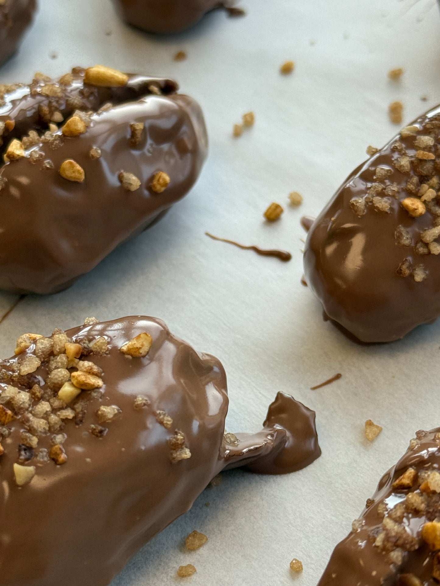 Gevulde medjoul dadels | Melkchocolade | Pistache, rocher & pindakaas crème