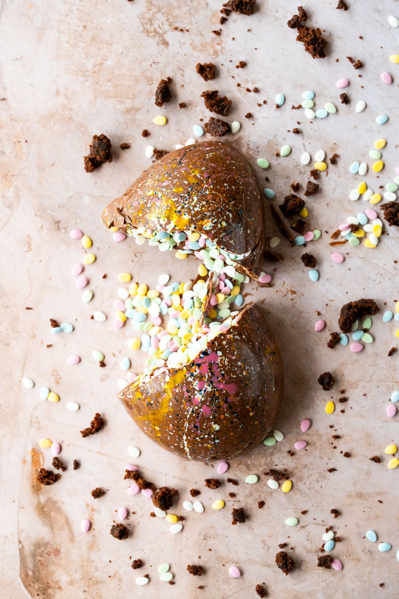 Piñata Paasei XL | Ambachtelijke chocolade met brownie, karamel, speculoos en snoep eitjes