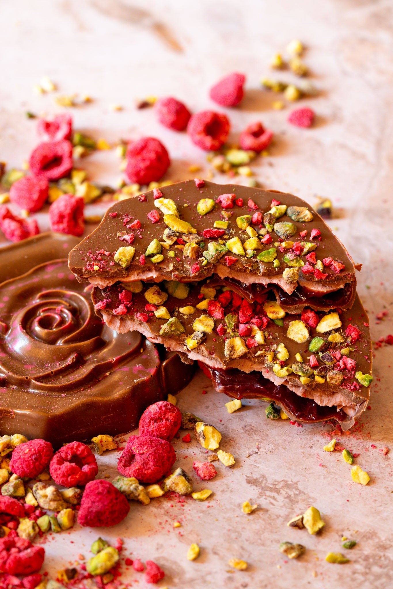 Ambachtelijke chocolade bloem | Melkchocolade met framboos en pistache