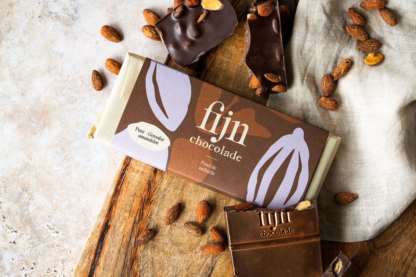 Ambachtelijke pure chocolade met gerookte amandelen | 300 gram
