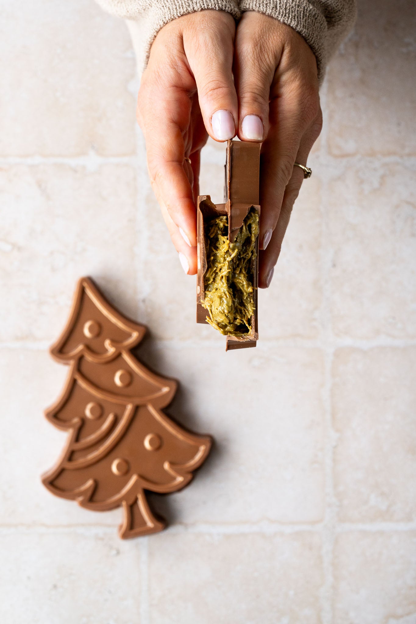 Ambachtelijke kerstchocolade | Kerstboom gevuld met pistache kadayif