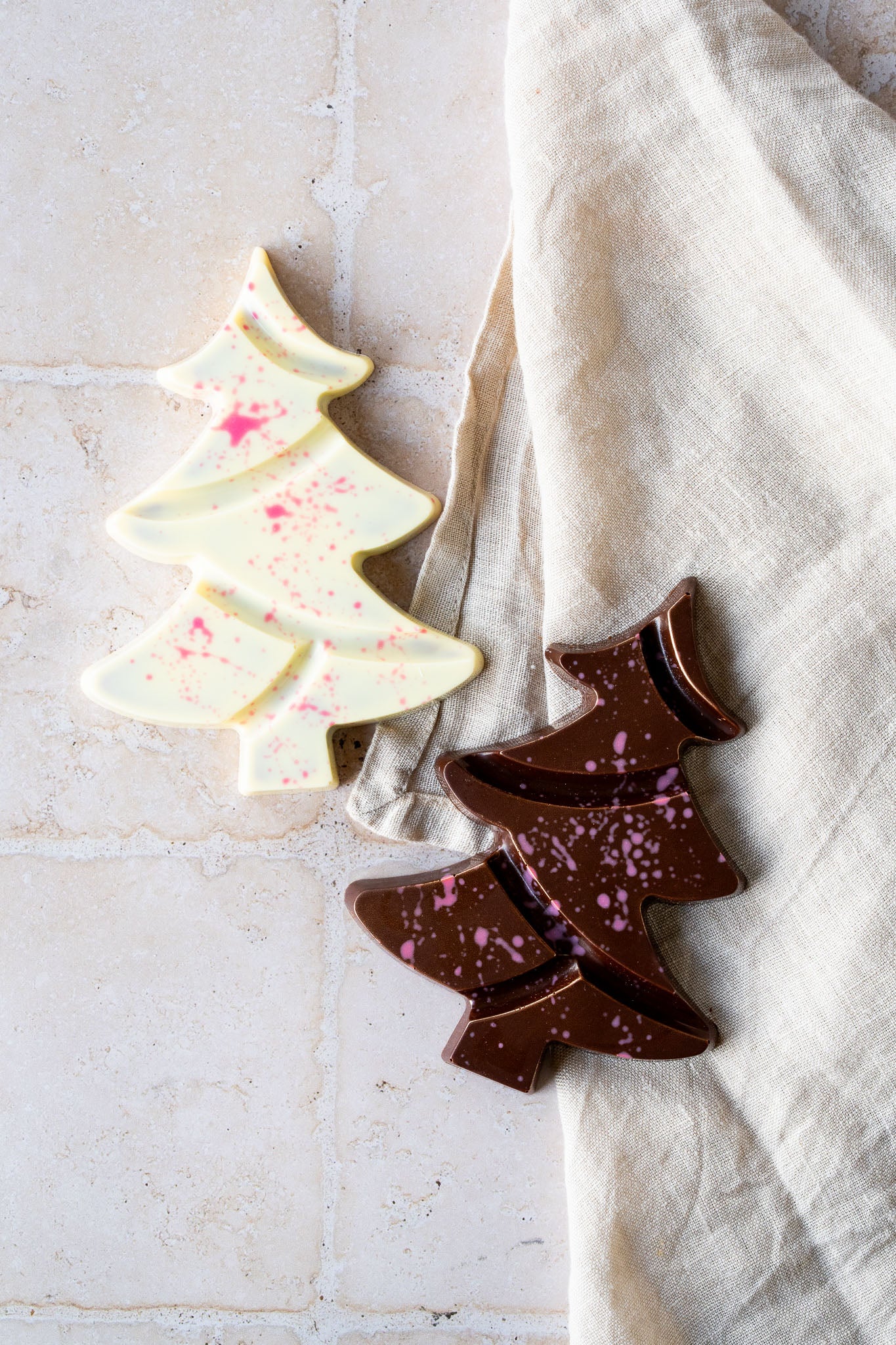 Ambachtelijke kerstchocolade | Gevulde kerstboom met kersen ganache 🍒