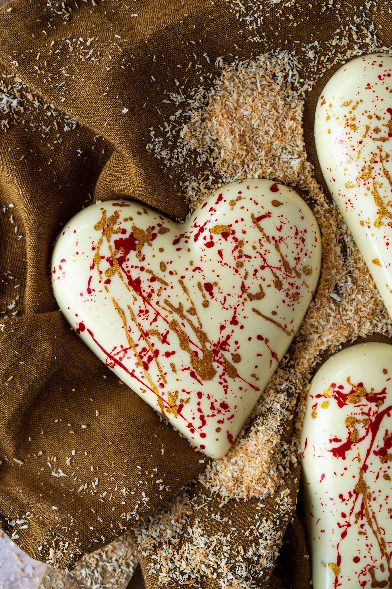 Ambachtelijk chocoladehart | Raffaello - witte chocolade met kokos, amandel en een vleugje karamel