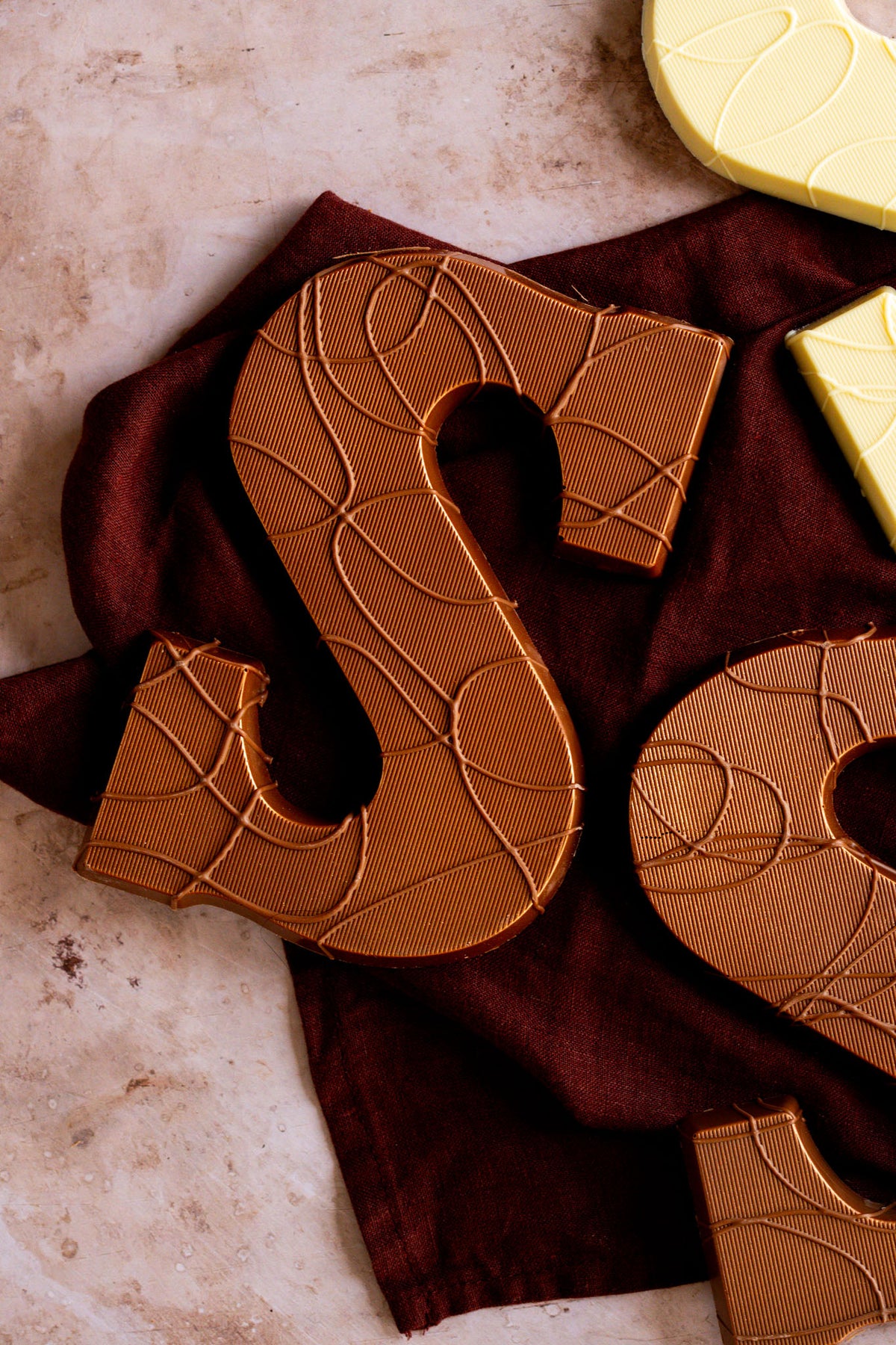 Ambachtelijke chocoladeletter met karamel en kruidnoot