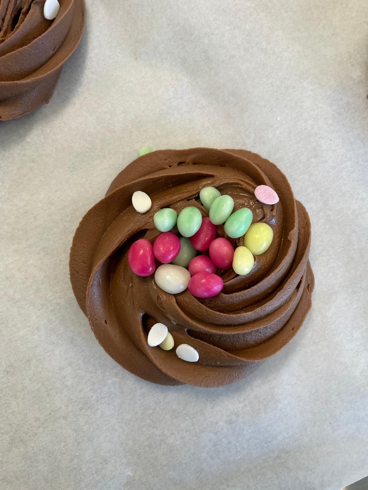 Ambachtelijke melkchocolade vogelnestjes met snoepeitjes