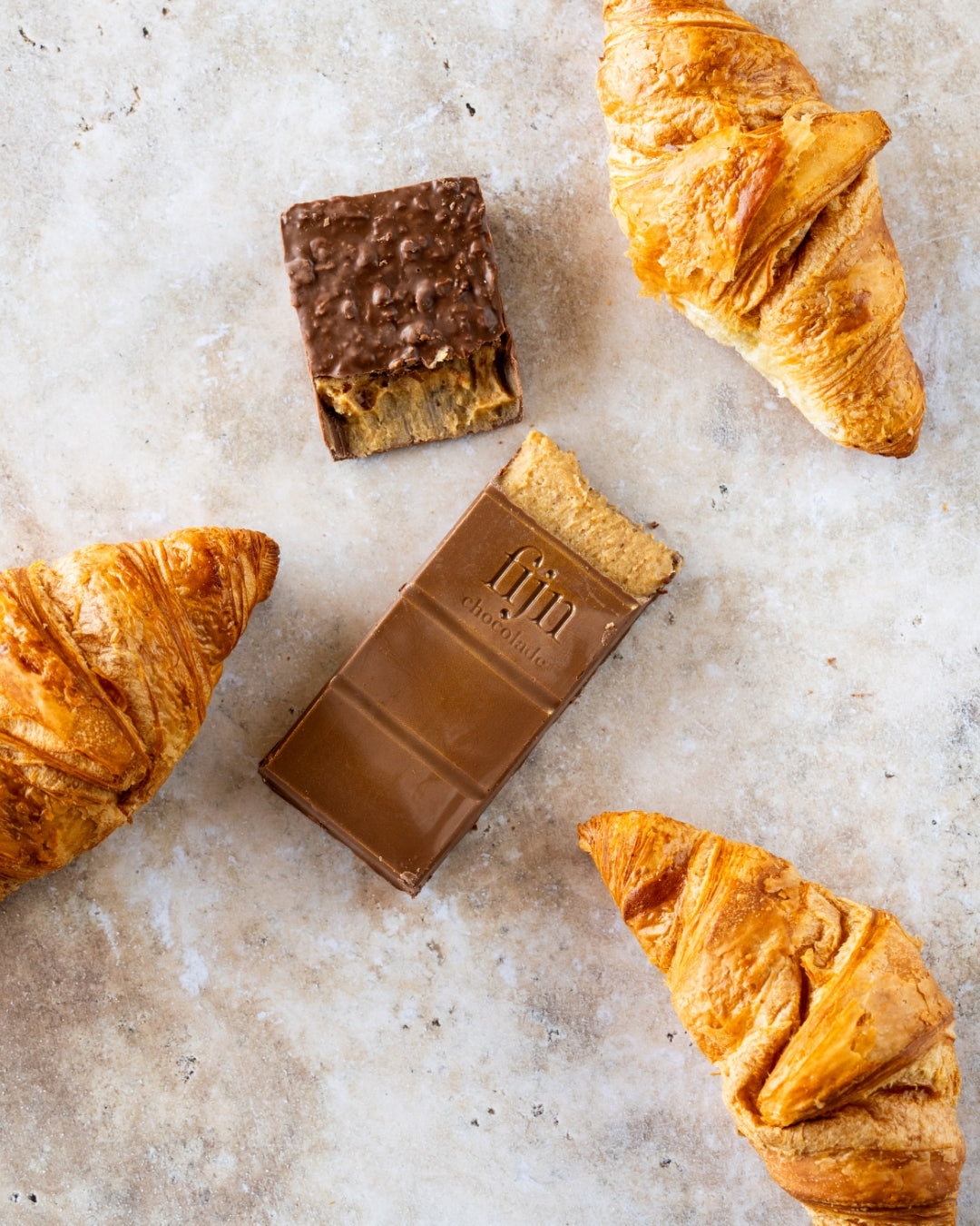 Ambachtelijke melkchocolade met croissant | 200 gram