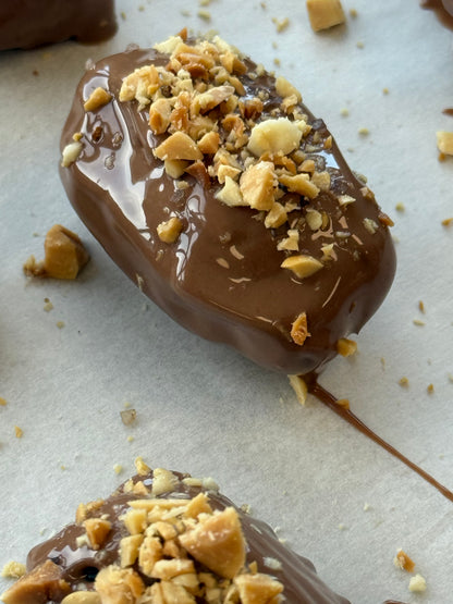 Gevulde medjoul dadels | Melkchocolade | Pistache, rocher & pindakaas crème