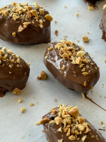 Gevulde medjoul dadels | Melkchocolade | Pistache, rocher & pindakaas crème
