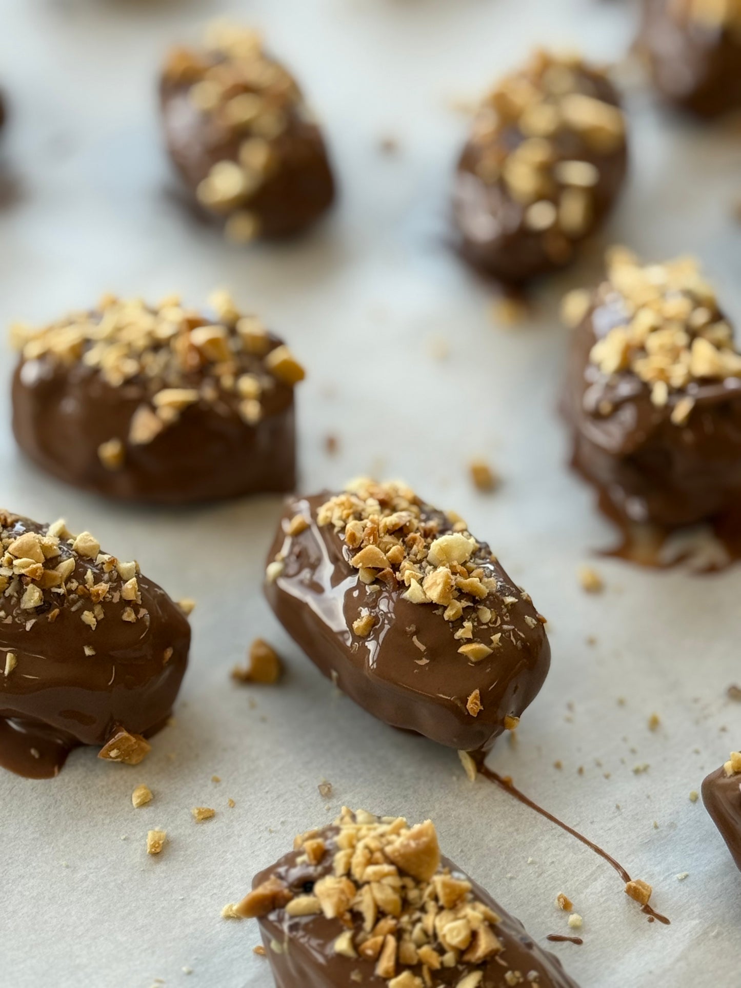 Gevulde medjoul dadels | Melkchocolade | Pistache, rocher & pindakaas crème