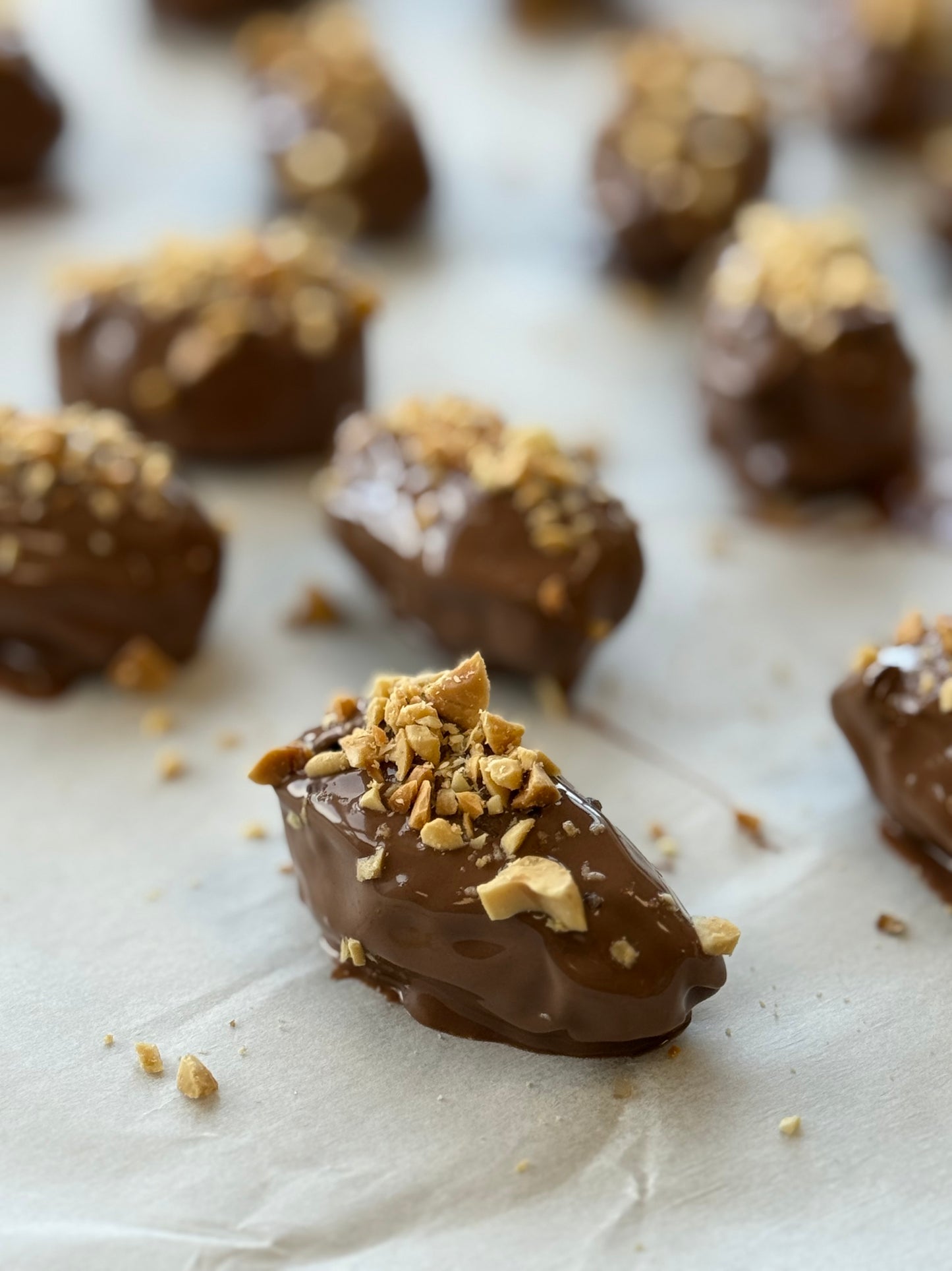 Gevulde medjoul dadels | Melkchocolade | Pistache, rocher & pindakaas crème