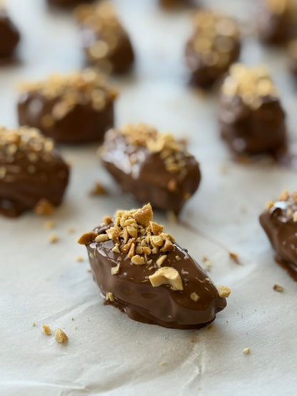 Gevulde medjoul dadels | Melkchocolade | Pistache, rocher & pindakaas crème