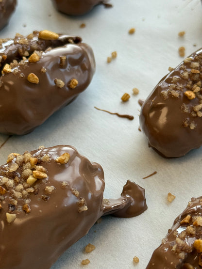 Gevulde medjoul dadels | Melkchocolade | Pistache, rocher & pindakaas crème