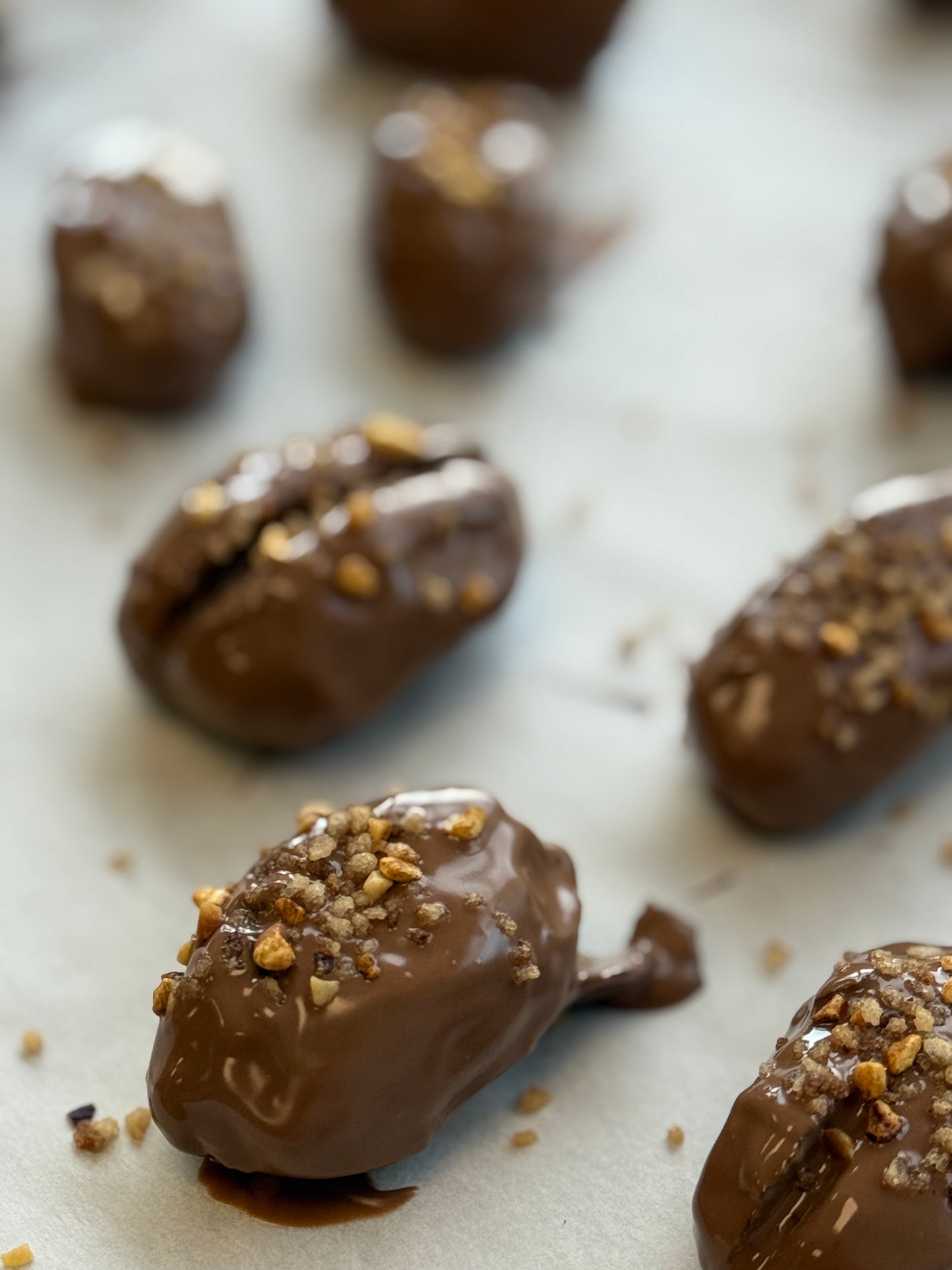 Gevulde medjoul dadels | Melkchocolade | Pistache, rocher & pindakaas crème