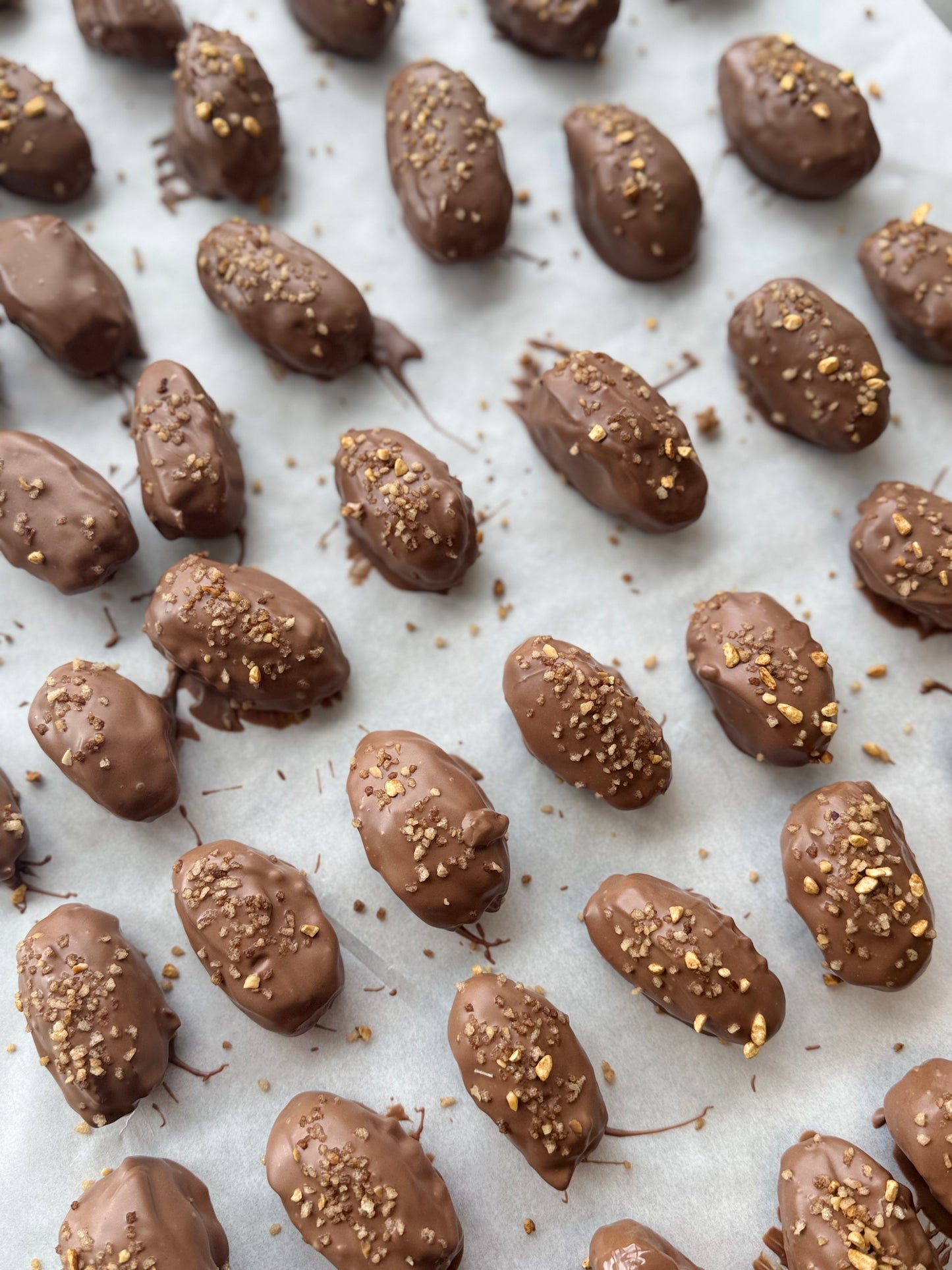 Gevulde medjoul dadels | Melkchocolade | Pistache, rocher & pindakaas crème