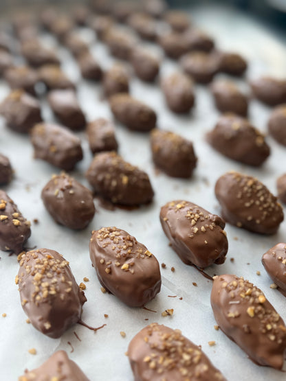 Gevulde medjoul dadels | Melkchocolade | Pistache, rocher & pindakaas crème