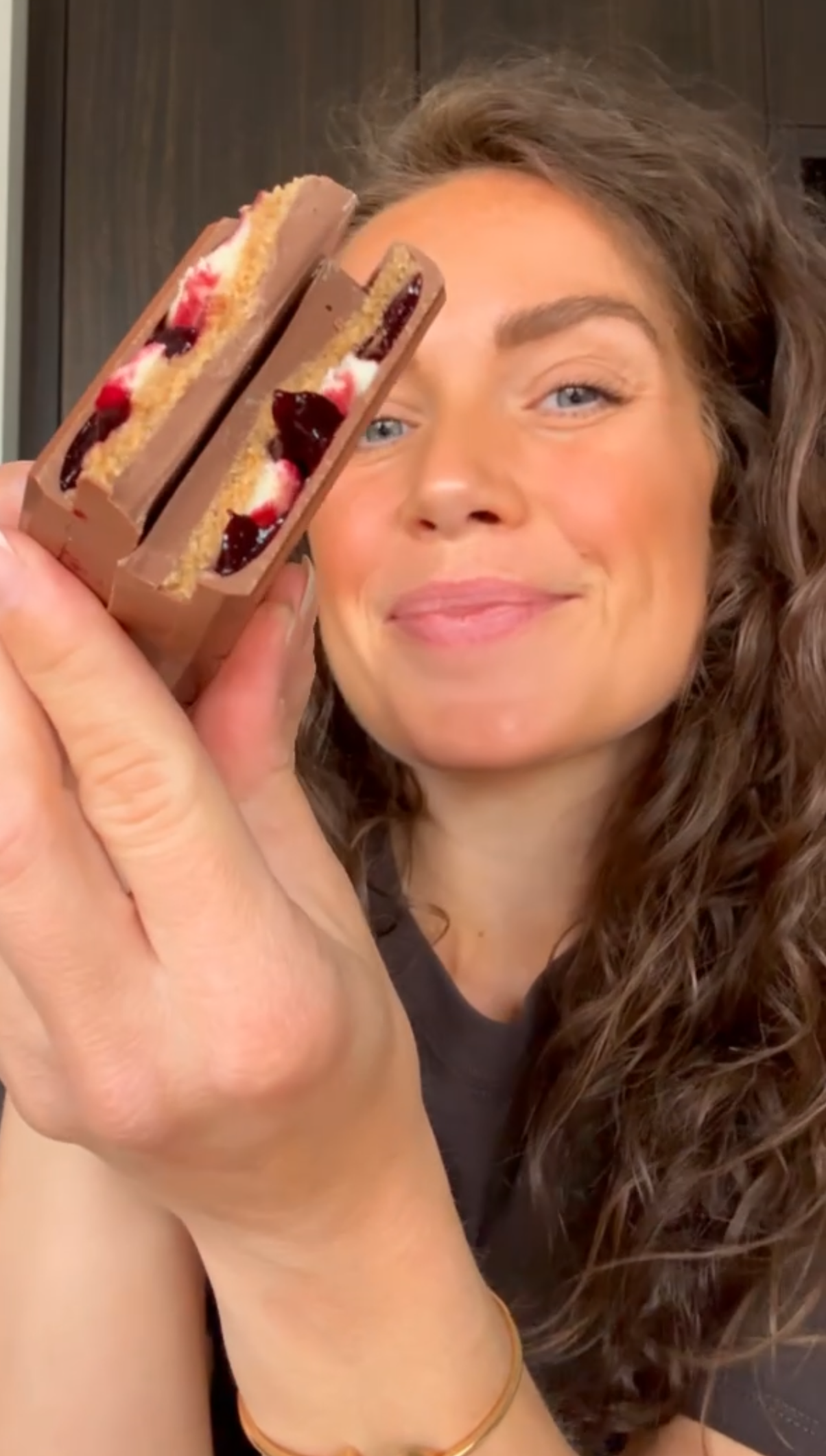 Japanse cheesecake met kers | Ambachtelijke melkchocolade | 200 gram