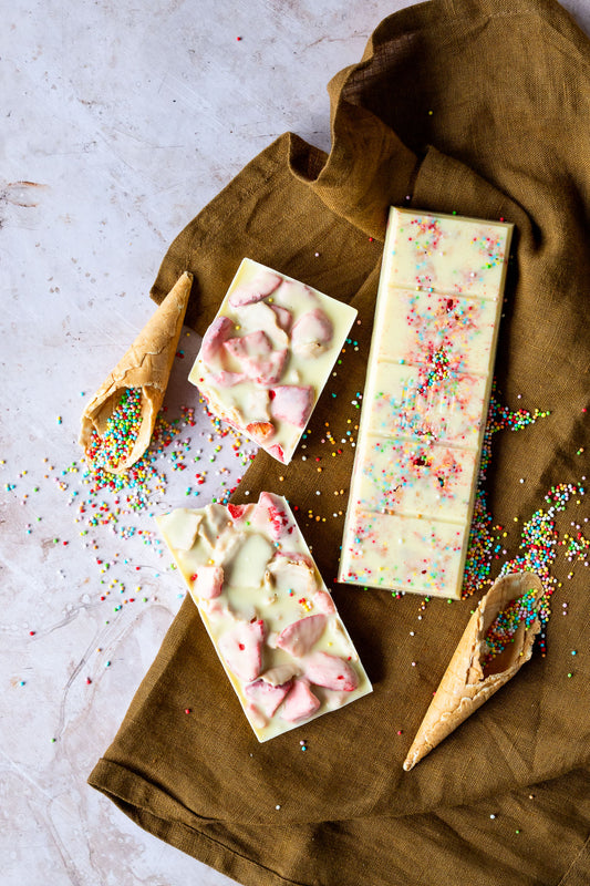PRE ORDER Summer special: aardbei ijsje | Ambachtelijke witte chocolade met aardbei, disco dip en ijshoorn