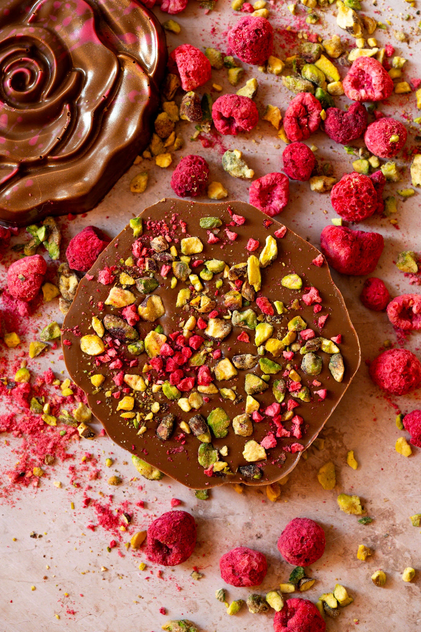 Ambachtelijke chocolade bloem | Melkchocolade met framboos en pistache