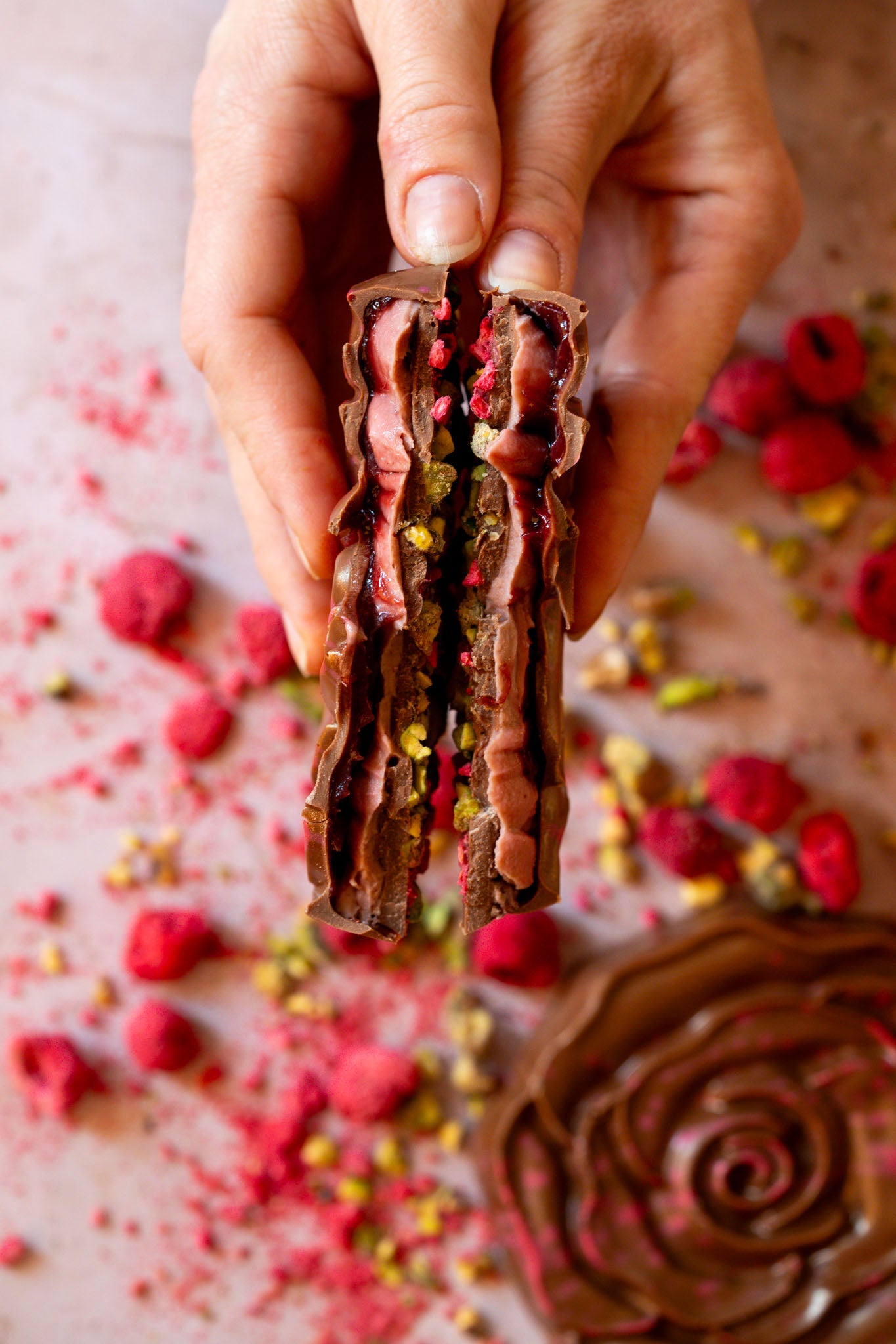 Ambachtelijke chocolade bloem | Melkchocolade met framboos en pistache