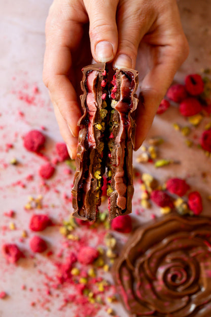 Ambachtelijke chocolade bloem | Melkchocolade met framboos en pistache