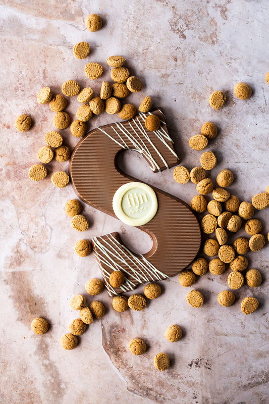 Ambachtelijke chocoladeletter met karamel en kruidnoot | PRE-ORDER 21 OKT