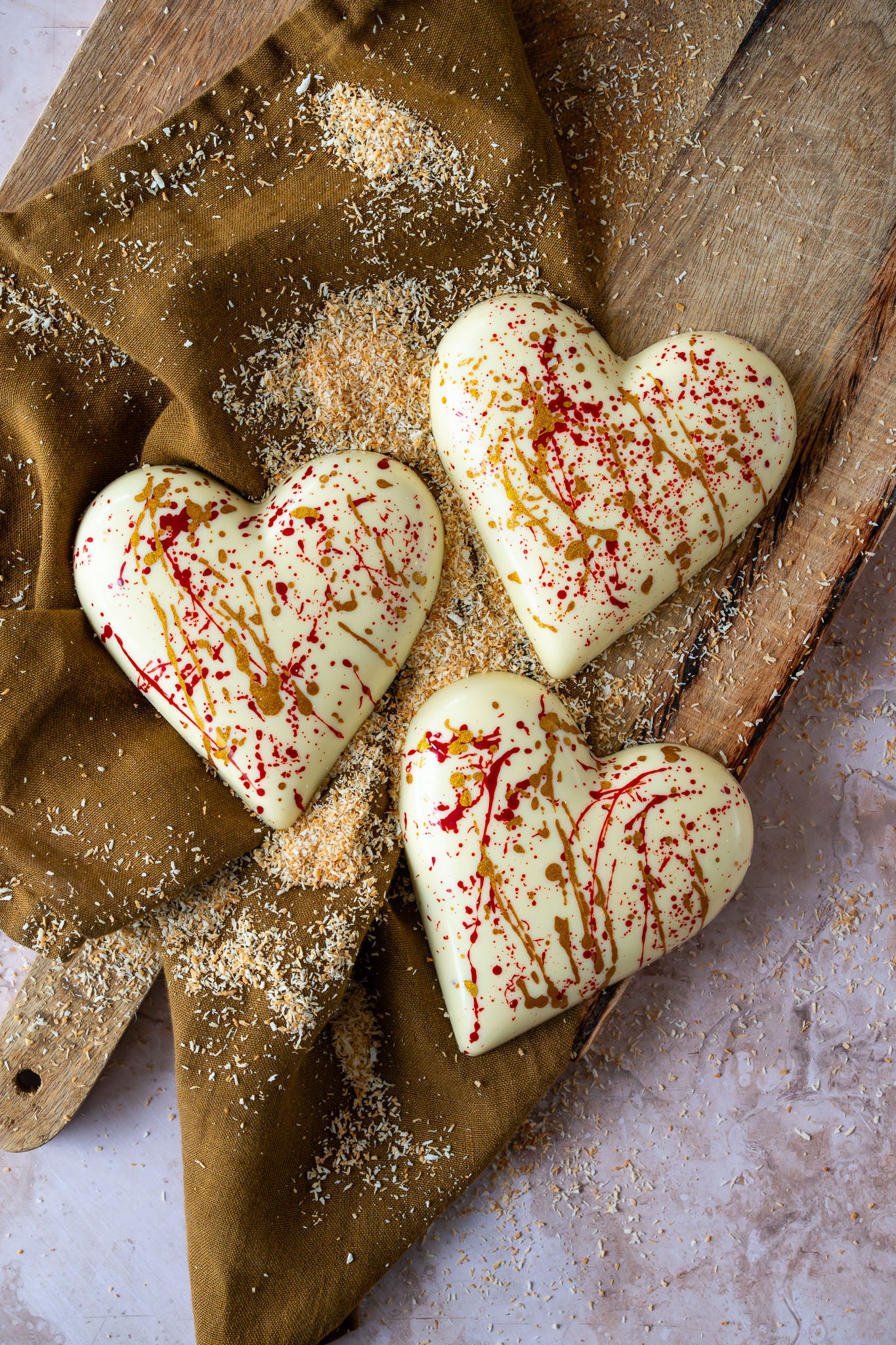 Ambachtelijk chocoladehart | Raffaello - witte chocolade met kokos, amandel en een vleugje karamel