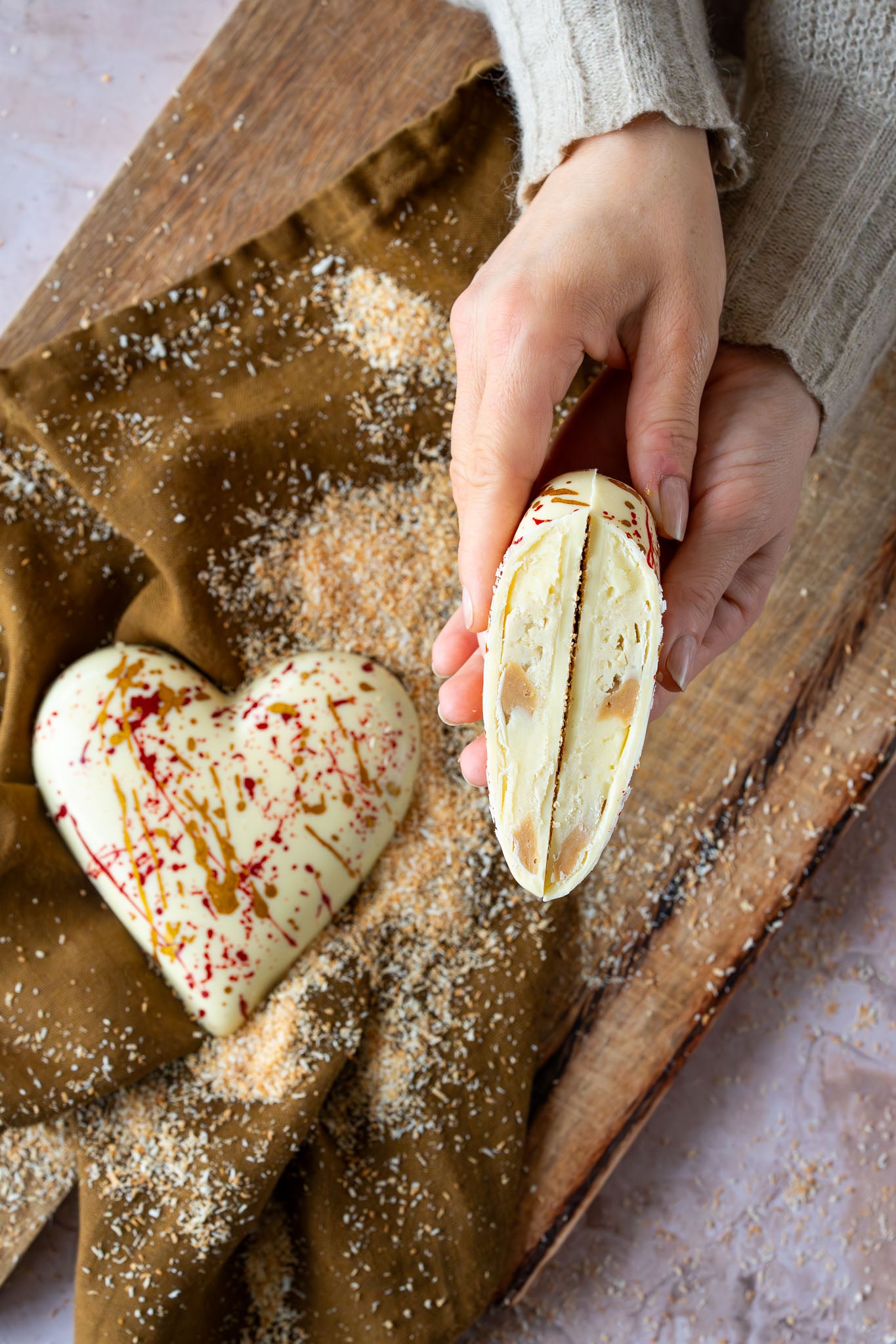 Ambachtelijk chocoladehart | Raffaello - witte chocolade met kokos, amandel en een vleugje karamel