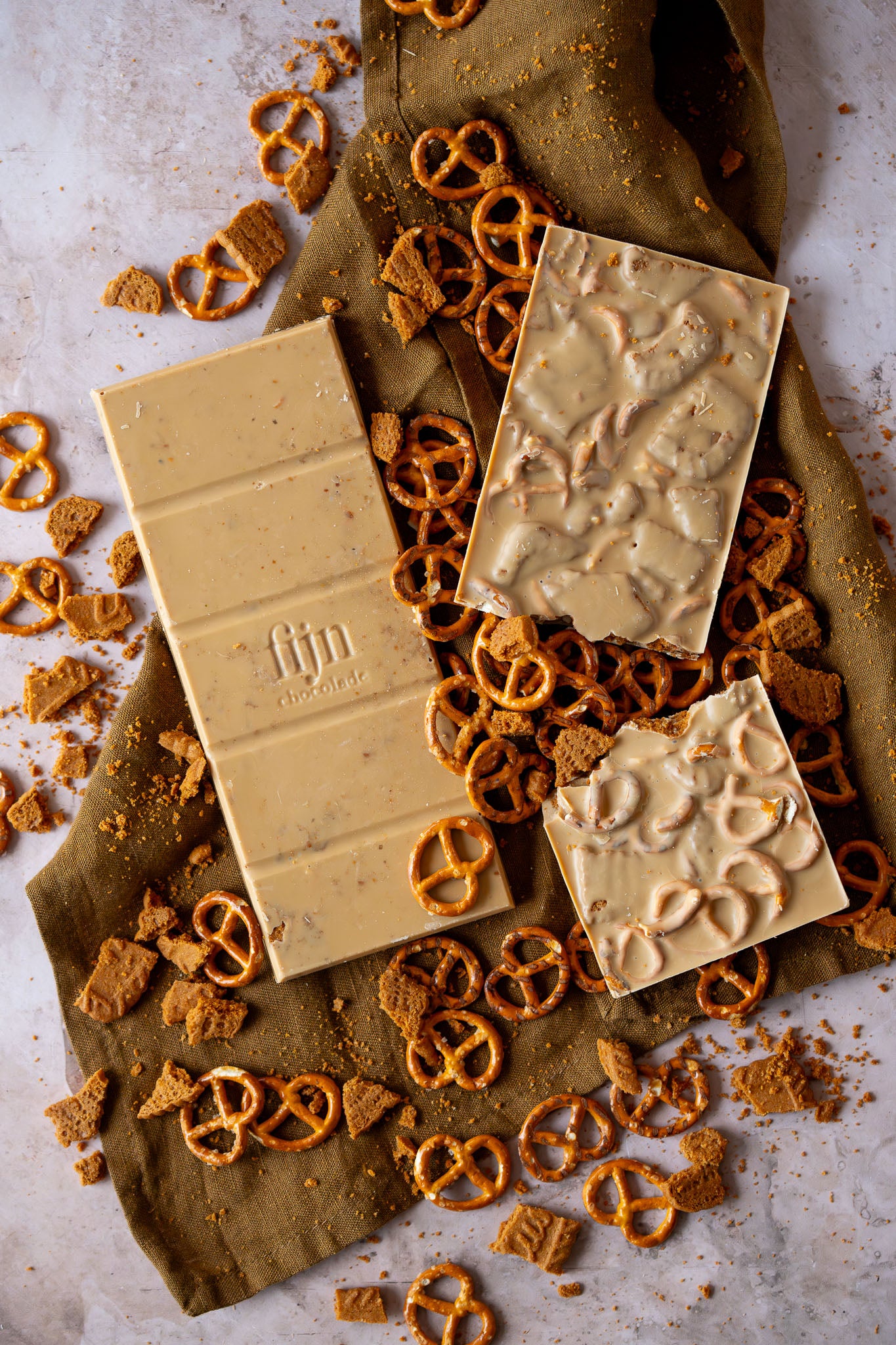 Ambachtelijke chocoladereep | Gold met zoute pretzels en crunchy lotus | 225 gram