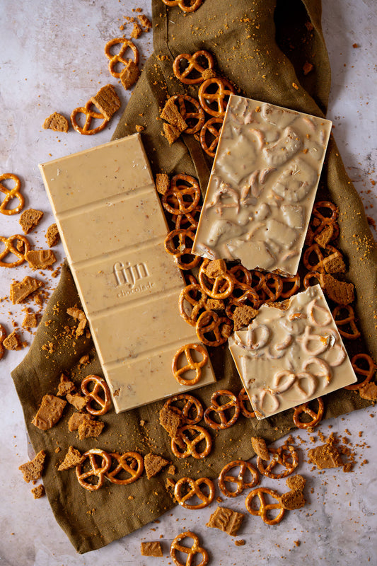 Ambachtelijke chocoladereep | Gold met zoute pretzels en crunchy lotus | 225 gram