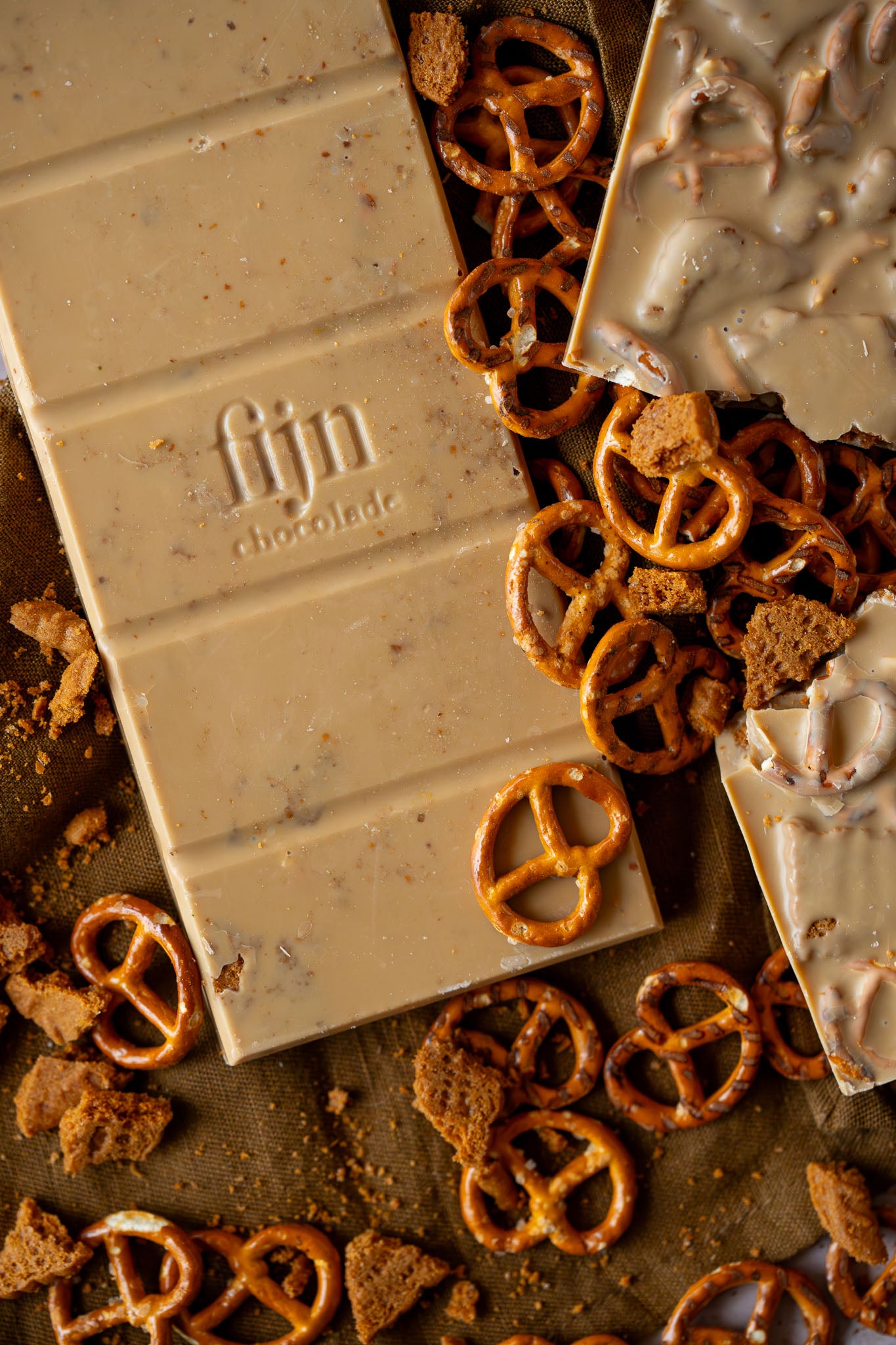 Ambachtelijke chocoladereep | Gold met zoute pretzels en crunchy lotus | 225 gram