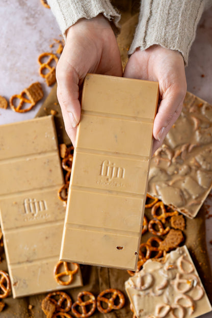 Ambachtelijke chocoladereep | Gold met zoute pretzels en crunchy lotus | 225 gram