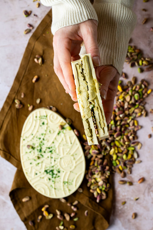 Ambachtelijk witte chocolade Paasei gevuld met pistache crème | 275 gram