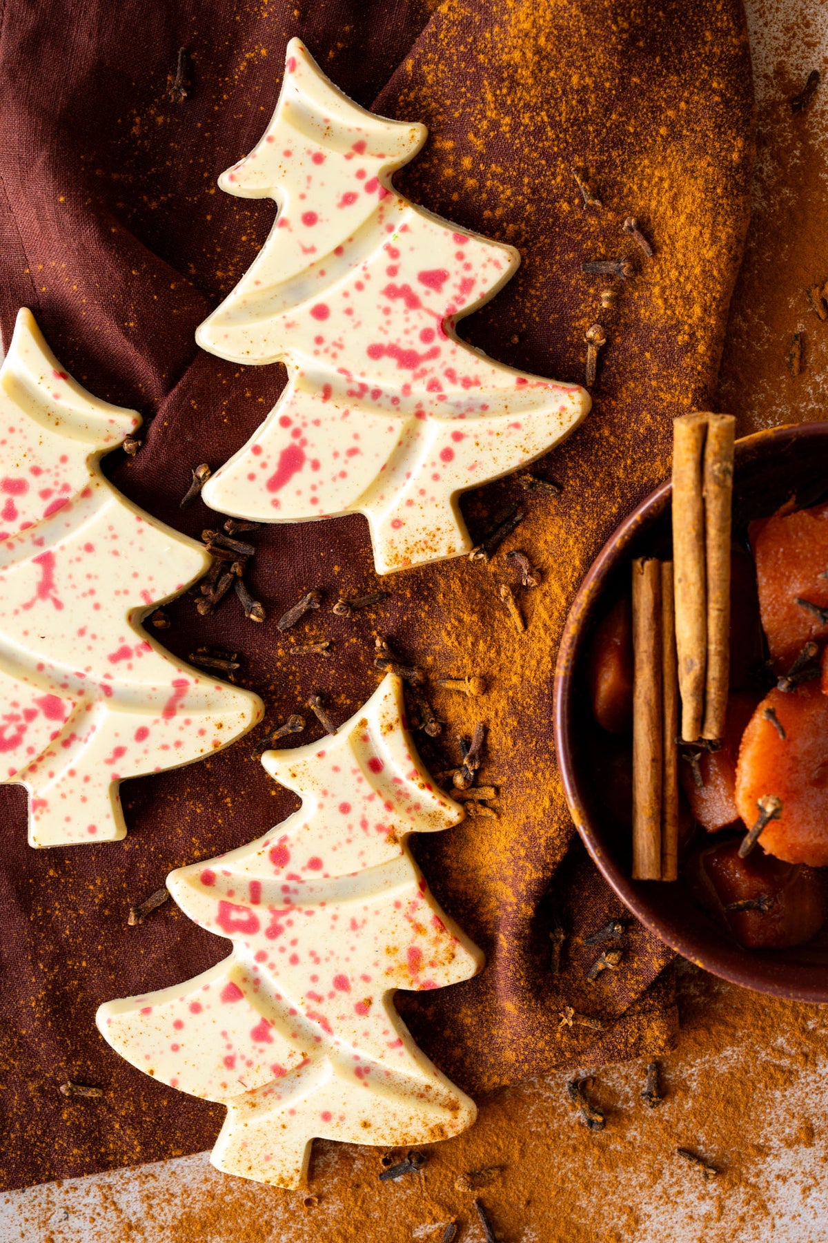 Ambachtelijke witte chocolade kerstboom met stoofpeertjes