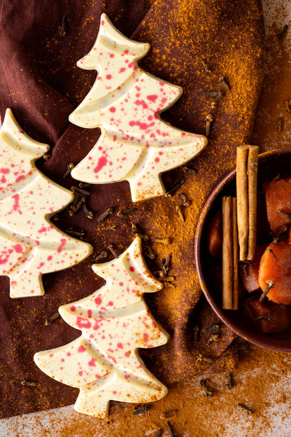 Ambachtelijke witte chocolade kerstboom met stoofpeertjes