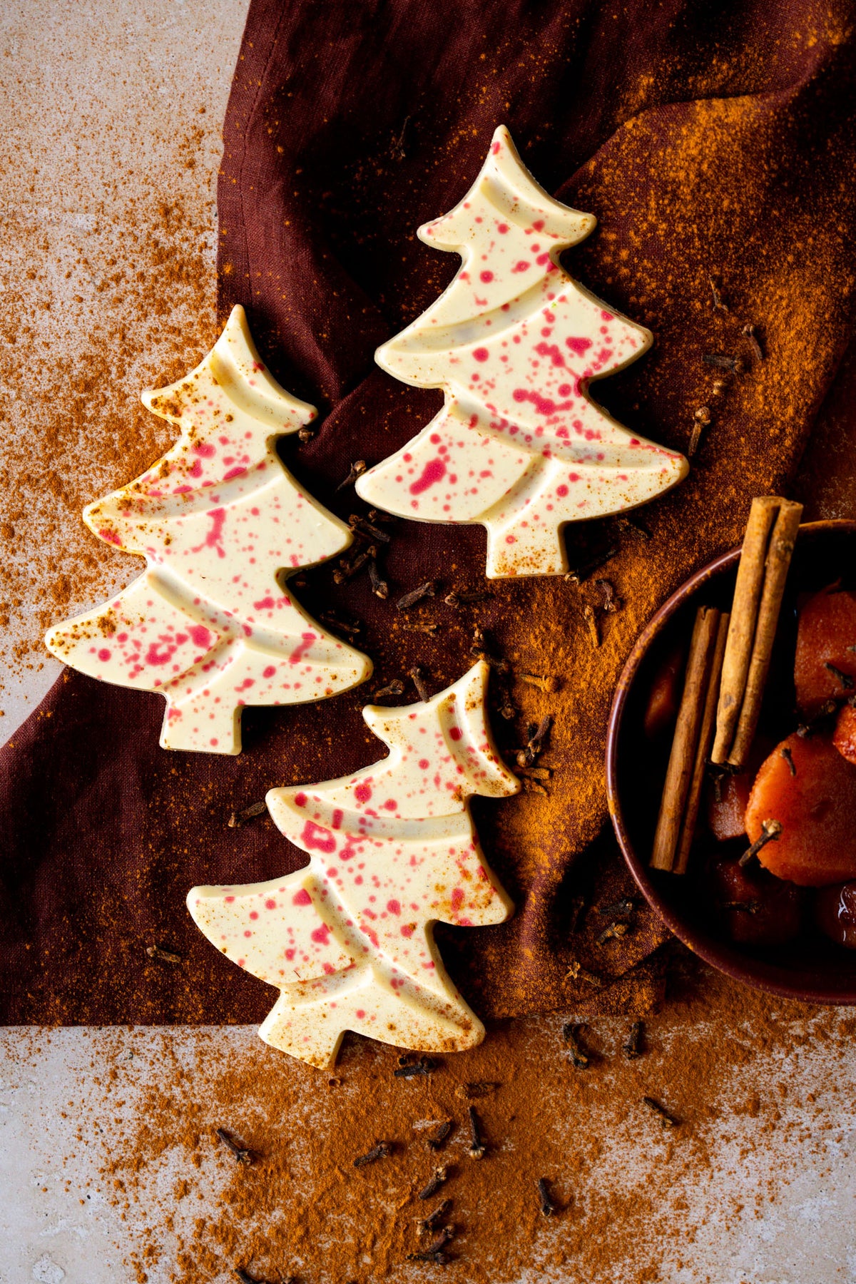 Ambachtelijke witte chocolade kerstboom met stoofpeertjes
