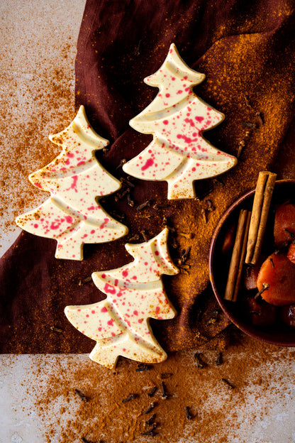 Ambachtelijke witte chocolade kerstboom met stoofpeertjes