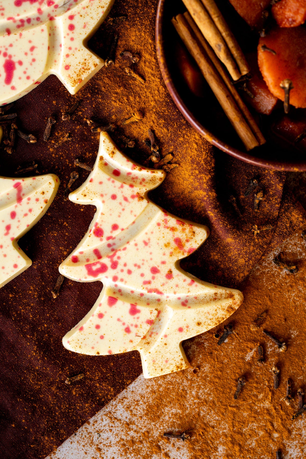 Ambachtelijke witte chocolade kerstboom met stoofpeertjes
