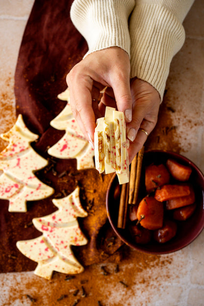 Ambachtelijke witte chocolade kerstboom met stoofpeertjes
