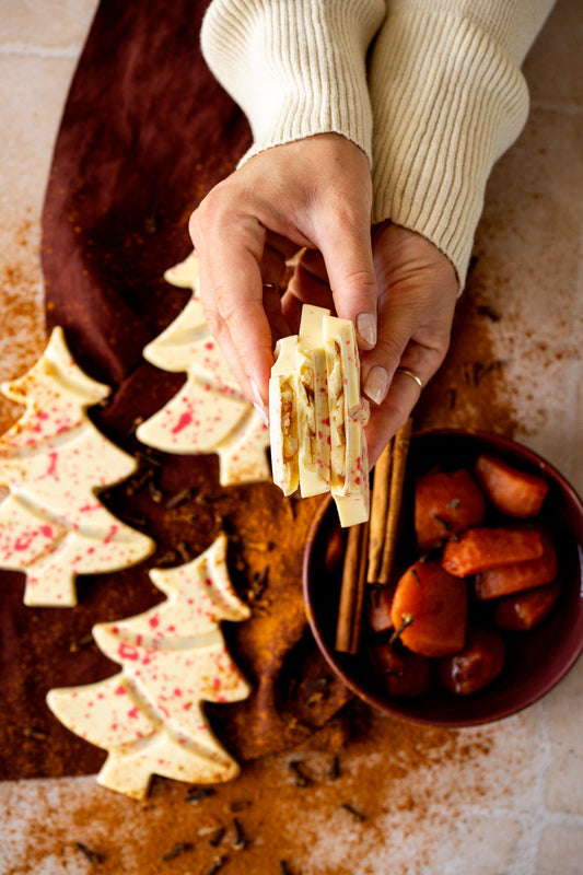 Ambachtelijke witte chocolade kerstboom met stoofpeertjes