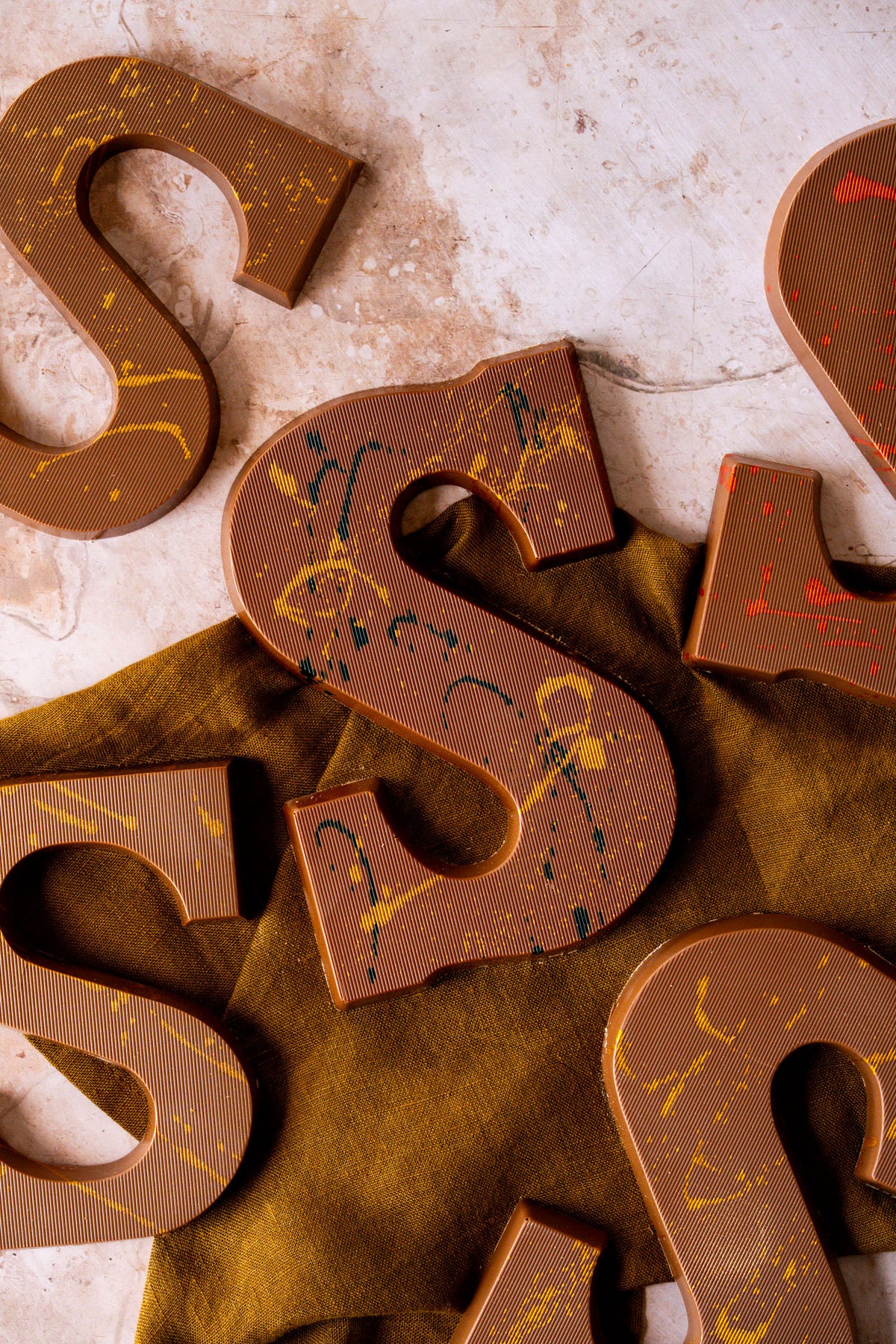 Ambachtelijke chocoladeletter Melk Pistache kadayif | 200 gram