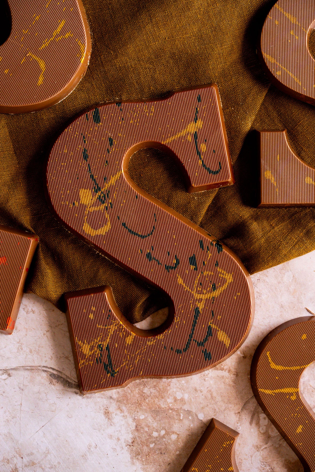 Ambachtelijke chocoladeletter Melk Pistache kadayif | 200 gram