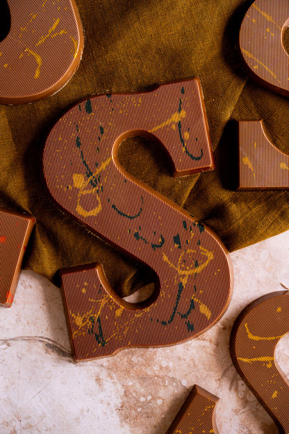 Ambachtelijke chocoladeletter Melk Pistache kadayif | 200 gram